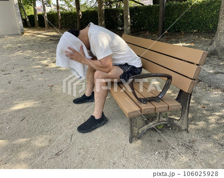 熱中症の男性 106025928
