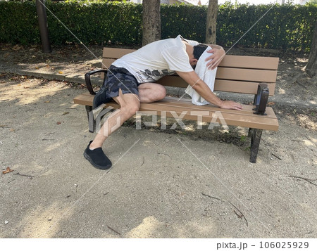 暑さに倒れ込む男性 暑さに倒れ込む男性 106025929