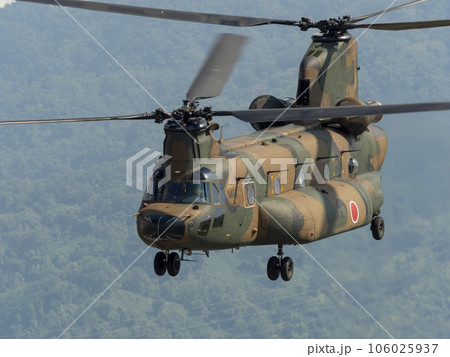 陸上自衛隊の輸送ヘリコプターCH-47JAチヌーク 106025937