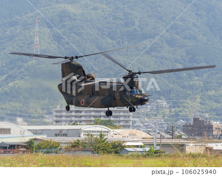 陸上自衛隊の輸送ヘリコプターCH-47JAチヌーク 106025940