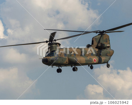 陸上自衛隊の輸送ヘリコプターCH-47JAチヌーク 106025942