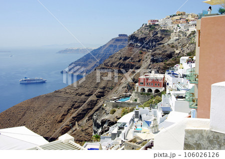 断崖絶壁に建つ家並みとエーゲ海に浮かぶ客船 106026126