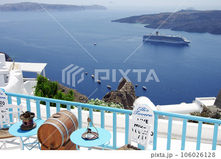 エーゲ海をを見下ろす断崖絶壁のテラス エーゲ海をを見下ろす断崖絶壁のテラス 106026128