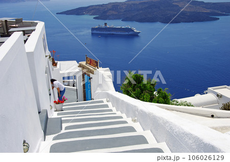 エーゲ海を見下ろす断崖絶壁に建つ家並み 106026129