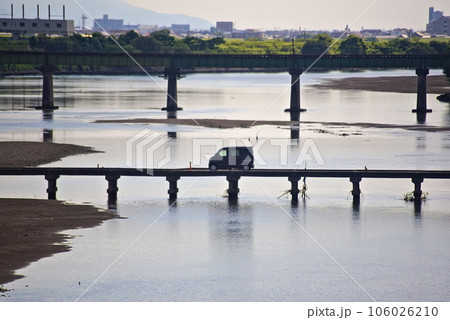 徳島県徳島市の鮎喰橋と弁天橋潜水橋 徳島県徳島市の鮎喰橋と弁天橋潜水橋 106026210