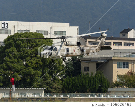 八尾駐屯地を飛ぶ海上自衛隊の哨戒ヘリコプターSH-60K 八尾駐屯地を飛ぶ海上自衛隊の哨戒ヘリコプターSH-60K 106026463