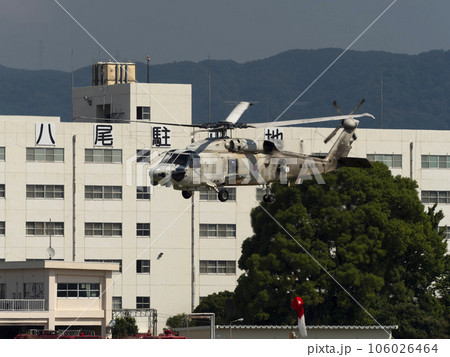 八尾駐屯地を飛ぶ海上自衛隊の哨戒ヘリコプターSH-60K 106026464