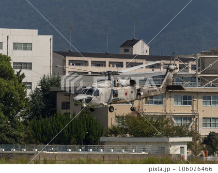 八尾駐屯地を飛ぶ海上自衛隊の哨戒ヘリコプターSH-60K 106026466