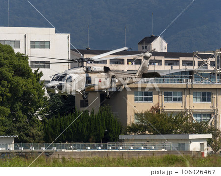 八尾駐屯地を飛ぶ海上自衛隊の哨戒ヘリコプターSH-60K 106026467