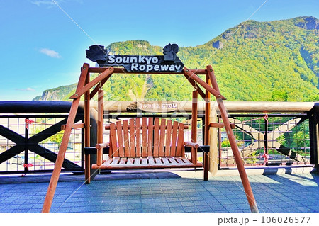 層雲峡をバックに黒岳ロープウェイ山麓駅の木製ブランコ 層雲峡をバックに黒岳ロープウェイ山麓駅の木製ブランコ 106026577