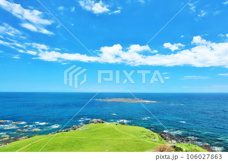 秋田県　青空の男鹿半島　入道埼からの展望風景 106027863