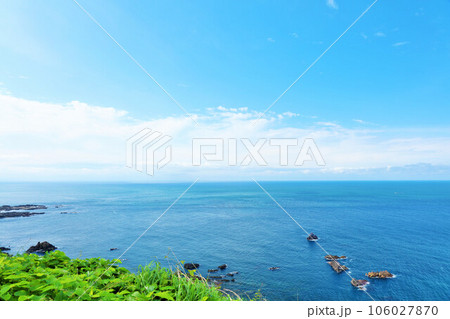 秋田県　青空と青い海の日本海 106027870