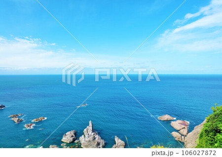 秋田県　青空と青い海の日本海 106027872
