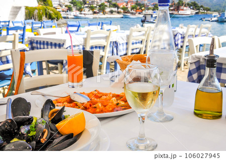 seafood dinner in a Greece resort near sea 106027945