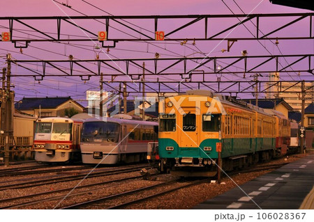 【富山地方鉄道】夕暮れの16010形と20020形と10030形（稲荷町駅） 106028367
