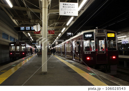 桂駅に停車中の阪急京都本線5300系・8300系 106028543