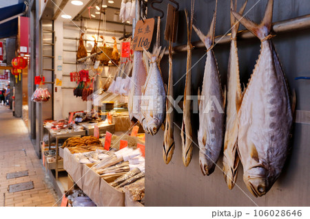 香港・徳輔道西で売られる塩干し魚（ハムユイ）。クサヤに似ていで臭いが美味。かつては安かったが今は高価 106028646