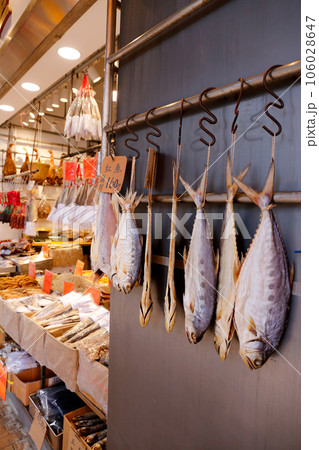 香港・徳輔道西で売られる塩干し魚（ハムユイ）。クサヤに似ていで臭いが美味。かつては安かったが今は高価 106028647