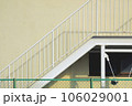 黄色い外壁に金属の階段の背景 106029001