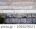 古い白黒のブロック塀・外壁のグランジ背景 106029021