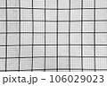白い四角いタイルのグランジ背景 106029023