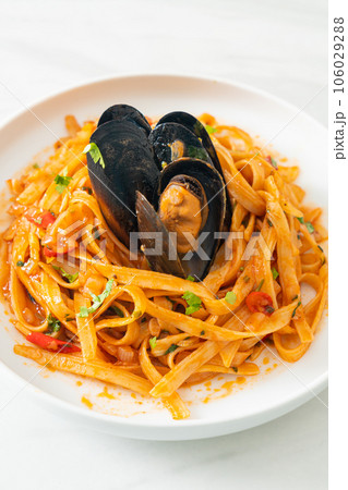 Spaghetti pasta with mussels or clams and tomato sauce 106029288