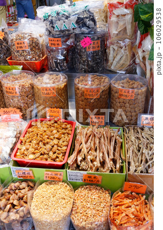 香港・徳輔道西の干し物を売る店。中央右は鹿のアキレス腱。何使うか分からないものも多い 106029538