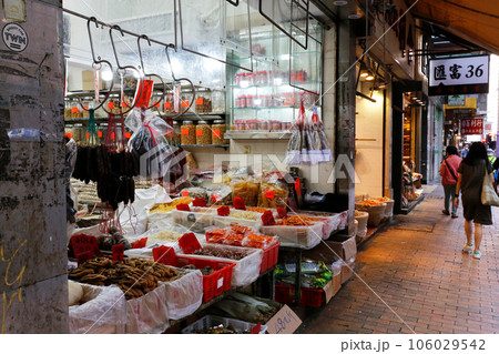 香港・徳輔道西の干し貝柱、塩干し魚などを売る店。何の料理に使うのか分からないものもある 香港・徳輔道西の干し貝柱、塩干し魚などを売る店。何の料理に使うのか分からないものもある 106029542