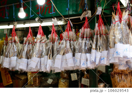 香港・徳輔道西で売られる塩干し魚（ハムユイ）。クサヤに似ていで臭いが美味。かつては安かったが今は高価 106029543