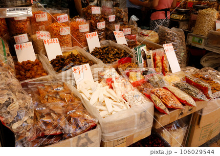 香港・徳輔道西の干し貝柱、塩干し魚などを売る店。何の料理に使うのか分からないものもある 106029544