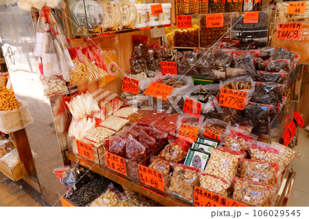 香港・徳輔道西の干し貝柱、塩干し魚などを売る店。何の料理に使うのか分からないものもある 香港・徳輔道西の干し貝柱、塩干し魚などを売る店。何の料理に使うのか分からないものもある 106029545