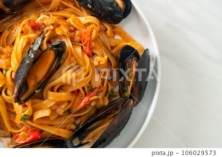 Spaghetti pasta with mussels or clams and tomato sauce 106029573