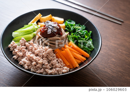 Korean spicy cold noodles Korean spicy cold noodles 106029603