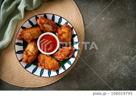 Crispy Fried Chicken with Fish Sauce 106029795