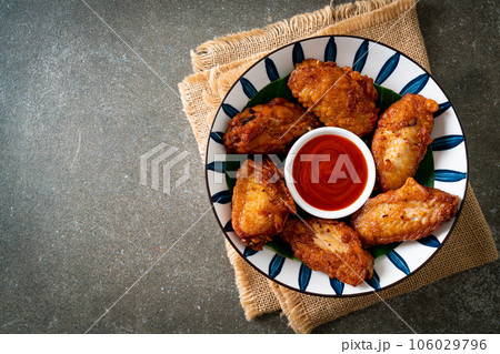 Crispy Fried Chicken with Fish Sauce 106029796