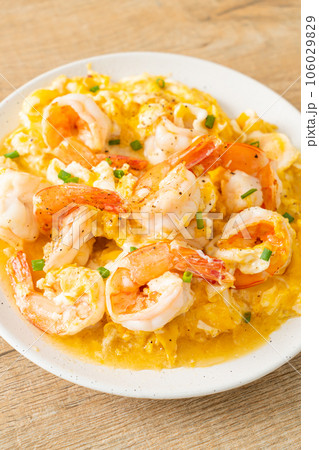 creamy omelet with shrimps or scrambled eggs and shrimps 106029829
