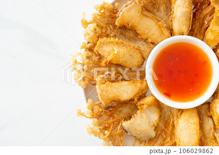 deep fried Enoki mushroom and King Oyster mushroom with spicy dipping sauce deep fried Enoki mushroom and King Oyster mushroom with spicy dipping sauce 106029862