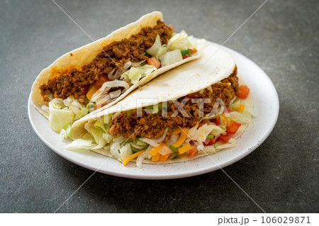 Mexican tacos with minced chicken Mexican tacos with minced chicken 106029871