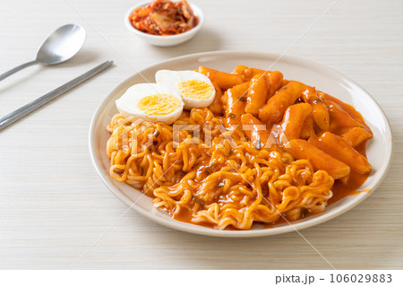 Rabokki (Ramen or Korean instant noodle and Tteokbokki) in spicy korean sauce 106029883