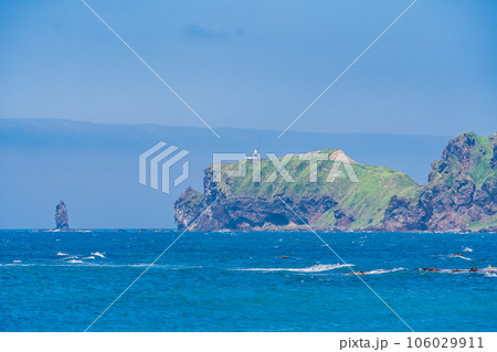 （北海道）神岬漁港から見る、神威岬 ・神威岩 106029911