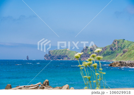 （北海道）神岬漁港から見る、神威岬 ・神威岩 106029918