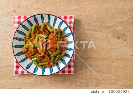Stir fried pork with red curry paste 106029923
