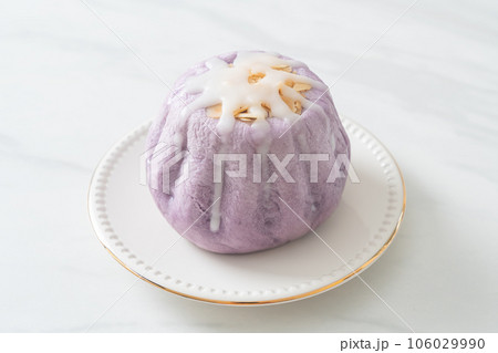 taro bun with white sugar cream and nut taro bun with white sugar cream and nut 106029990