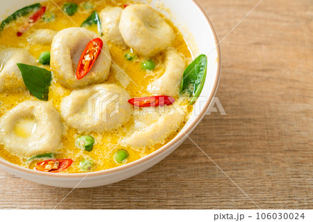 Green curry soup with Fish ball Green curry soup with Fish ball 106030024