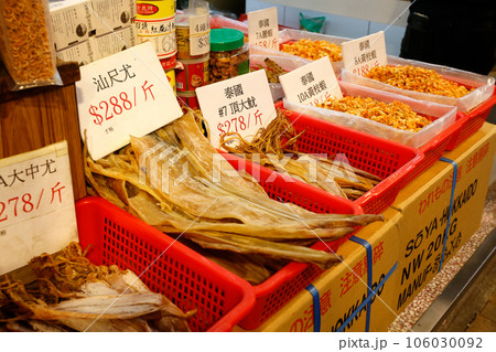 香港の乾物市場で売られるスルメ。スープのダシにする 香港の乾物市場で売られるスルメ。スープのダシにする 106030092