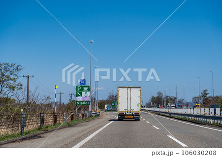 新潟県三条市　北陸自動車道の栄パーキングエリア付近を走行中のトラック 106030208