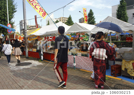 縁日を訪れた外国の旅行者、親子で着物姿で食べ歩きの相談 縁日を訪れた外国の旅行者、親子で着物姿で食べ歩きの相談 106030215