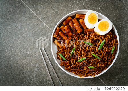 Jjajang Rabokki - Korean instant noodles or Ramyeon with Korean rice cake or Tteokbokki and egg in black bean sauce 106030290