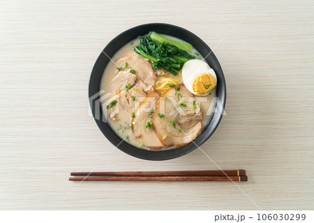 Ramen noodles in pork bone soup with roast pork and egg 106030299