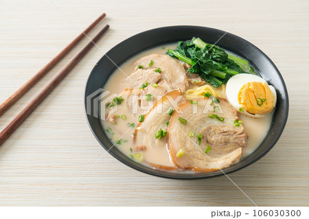 Ramen noodles in pork bone soup with roast pork and egg 106030300